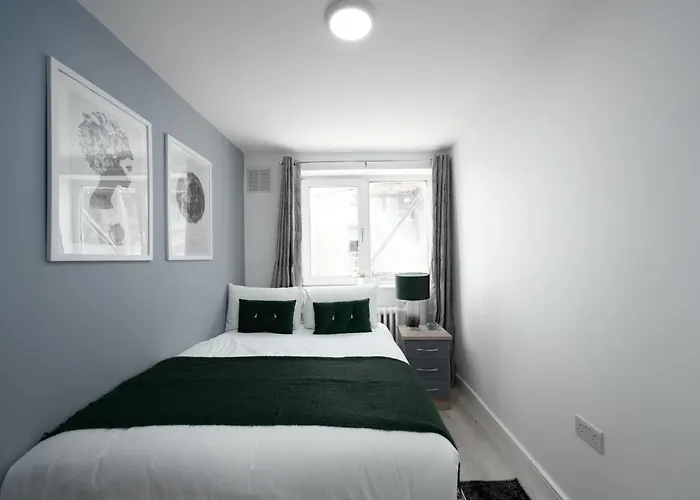 Spacious 4 Bedroom House Next To Kensington Palace